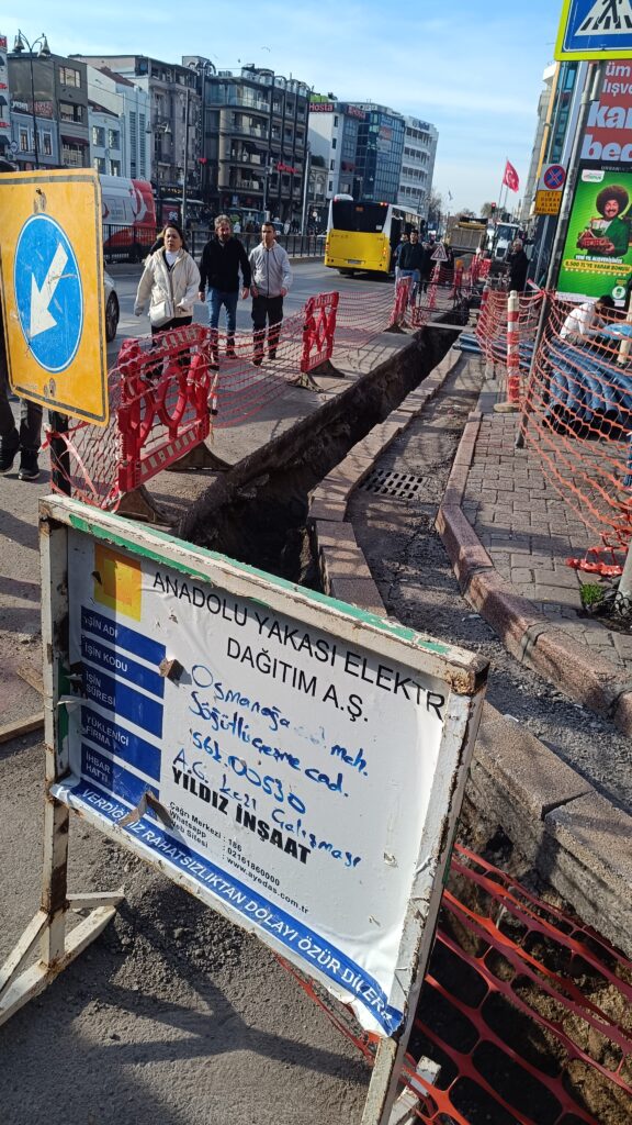 Söğütlüçeşme Caddesi’nde Ayedaş’ın kablo çalışması