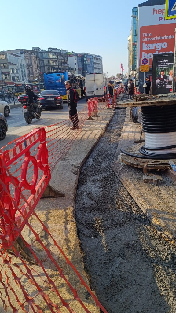 Söğütlüçeşme Caddesi’nde Ayedaş’ın çalışmaları devam ediyor