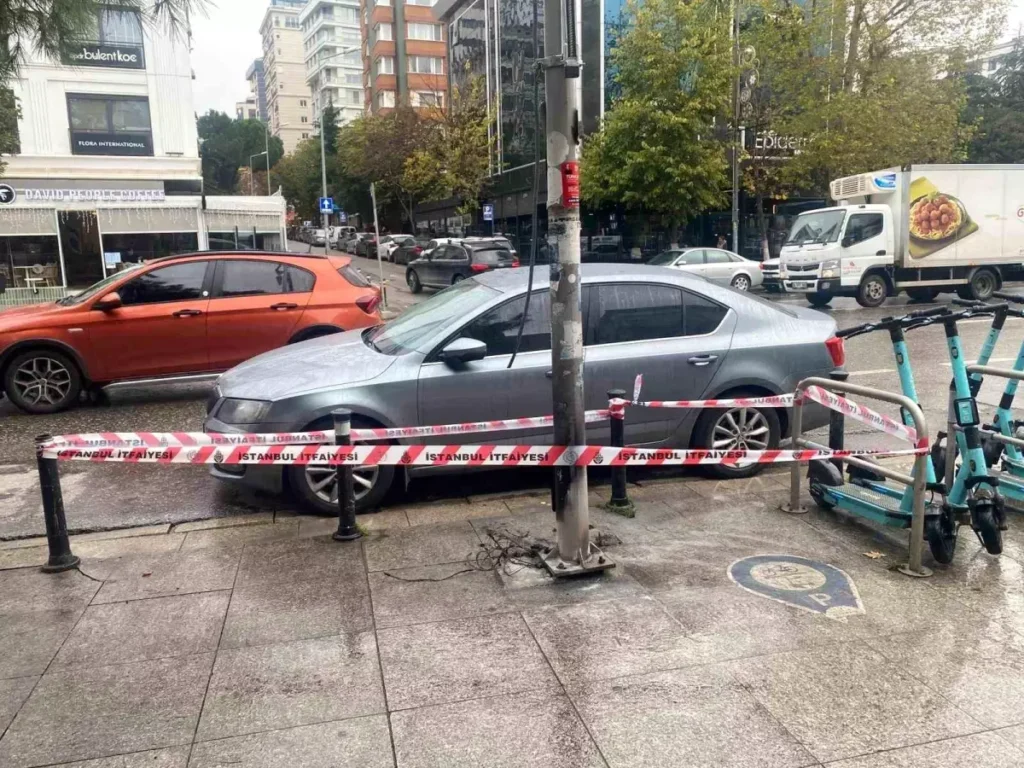 Bağdat caddesi’nde elektrik direği alev aldı