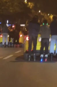 Bağdat Caddesi’nde Patenli Gençlerin Tehlikeli Taksi Yolculuğu